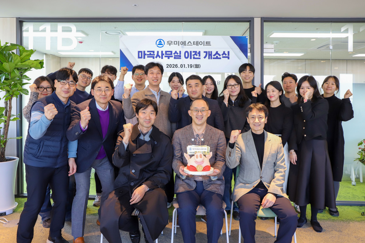 ▲우미에스테이트 마곡 신사옥 이전 개소식에서 김정훈 신임 대표(앞줄 가운데)가 직원들과 기념촬영을 하고 있다. (우미건설)