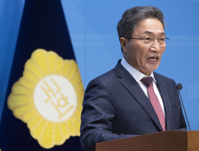 ▲이학재 인천국제공항공사 사장이 20일 국회 소통관에서 '대통령실의 인천공항 공사 불법 인사 개입'을 주장하는 기자회견을 하고 있다. (연합뉴스)