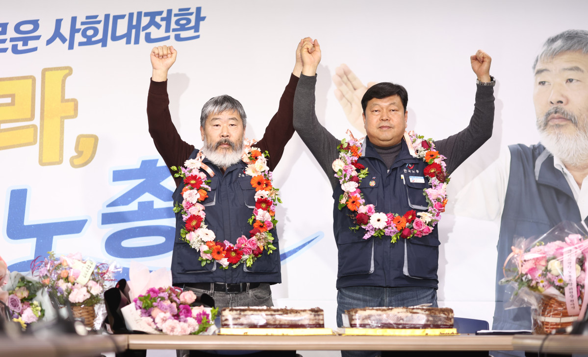 ▲29대 한국노동조합총연맹(한국노총) 정기선거인대회서 당선된 김동명 한국노총 위원장(왼쪽)과 류기섭 사무총장이 20일 한국노총 대회의실에서 당선증을 전달받은 후 기념 촬영하고 있다. (연합뉴스)