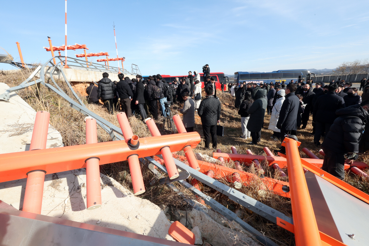▲20일 무안국제공항에서 열린 12·29 여객기 참사 진상규명을 위한 국정조사특별위원회 현장조사에서 위원들과 유가족들이 방위각 시설을 둘러보고 있다. (연합뉴스)