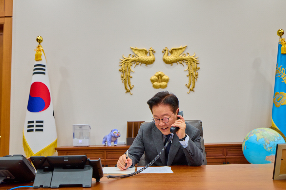 ▲이재명 대통령이 20일 청와대에서 타밈 빈 하마드 알사니 카타르 국왕과 통화를 하고 있다. (연합뉴스)