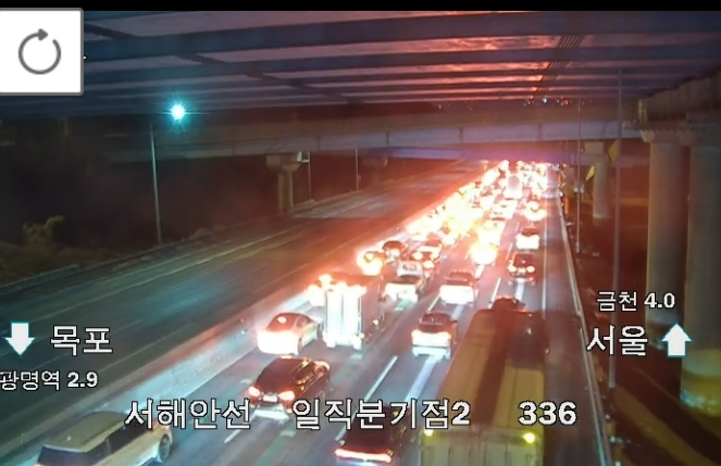 ▲[속보] 서해안고속도로 금천고가교 진입부 차량 화재 사고 (출처=로드플러스)