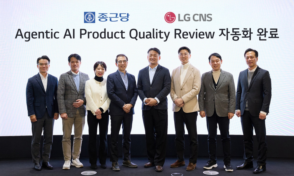 ▲LG CNS AI클라우드사업부장 김태훈 부사장(오른쪽에서 4번째), 화학/전지사업부장 장민용 상무(오른쪽에서 3번째)가 종근당 관계자들과 함께 기념사진을 촬영하고 있다. (사진제공=LG CNS)
