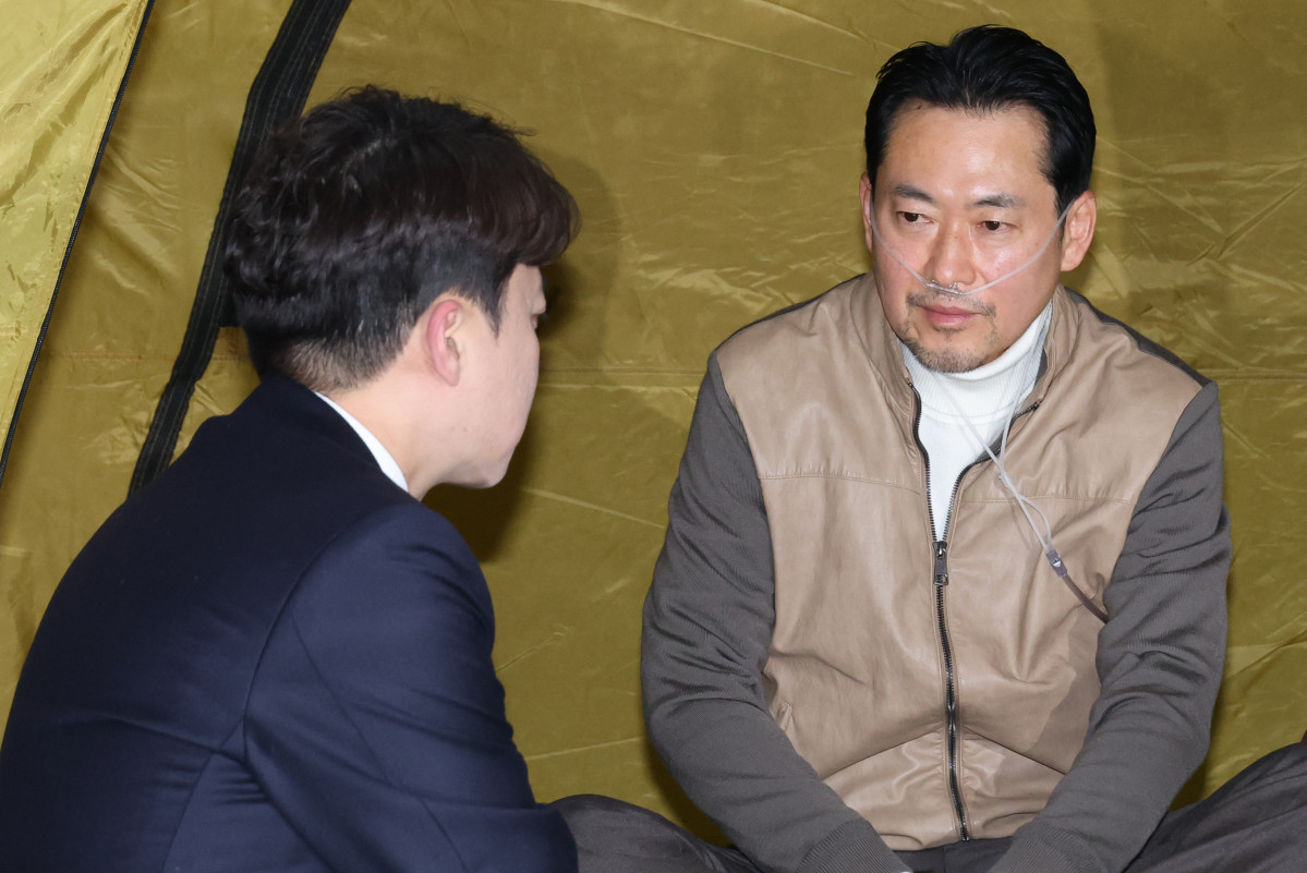 ▲통일교·공천헌금 '쌍특검' 수용을 요구하며 단식 7일 차를 맞은 국민의힘 장동혁 대표가 21일 서울 여의도 국회 로텐더홀 단식 농성장을 찾은 개혁신당 이준석 대표와 대화하고 있다. 2026.1.21 (연합뉴스)