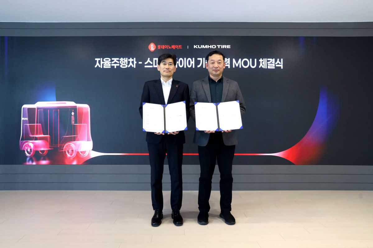 ▲금호타이어는 롯데이노베이트와 20일 금천구 롯데이노베이트 본사에서 자율주행차와 스마트 타이어 기술의 실증 추진을 위한 상호 기술 개선 업무협약을 체결했다. (왼쪽부터) 롯데이노베이트 모빌리티부문 윤태은 상무와 금호타이어 상품개발 3부문 송강종 상무가 협약 기념 사진을 찍고 있다. (사진=금호타이어)