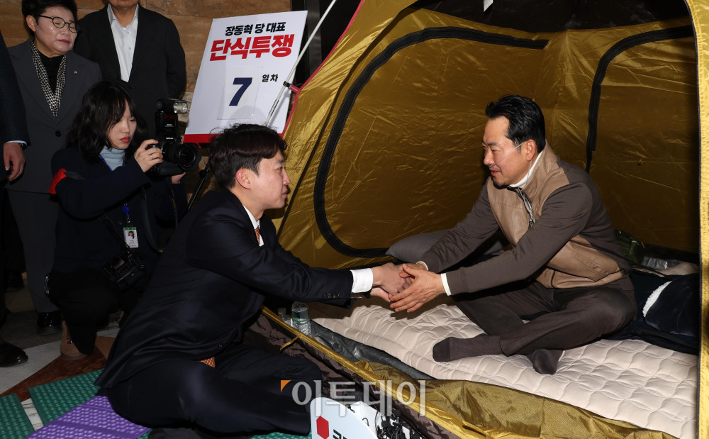 ▲이준석(왼쪽) 개혁신당 대표가 21일 서울 여의도 국회 로텐더홀에서 단식투쟁 일주일째를 맞은 장동혁 국민의힘 대표의 농성장을 찾아 대화를 하고 있다. 고이란 기자 photoeran@