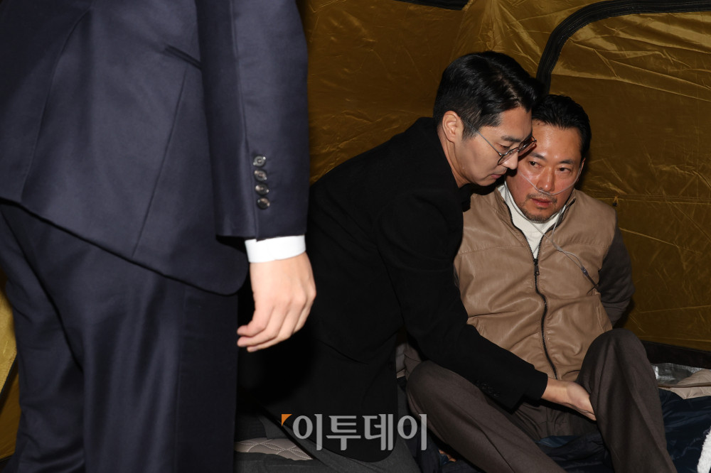 ▲장동혁(오른쪽) 국민의힘 대표가 21일 서울 여의도 국회 로텐더홀에서 박준태 당 대표 비서실장의 부축을 받으며 이준석 개혁신당 대표를 맞이하고 있다. 고이란 기자 photoeran@