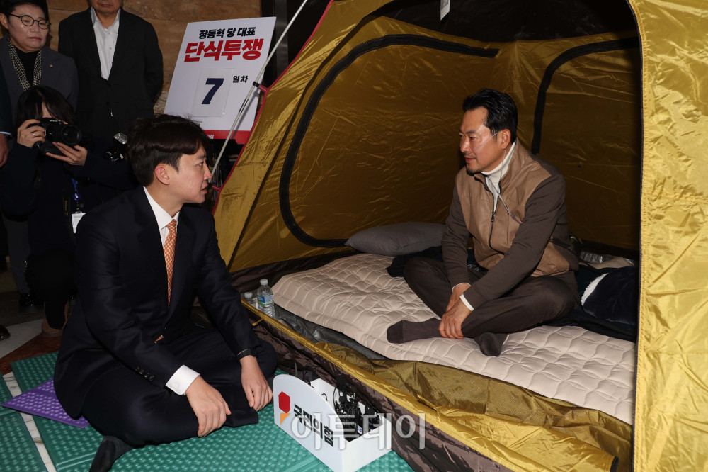 ▲이준석(왼쪽) 개혁신당 대표가 21일 서울 여의도 국회 로텐더홀에서 단식투쟁 일주일째를 맞은 장동혁 국민의힘 대표의 농성장을 찾아 대화를 하고 있다. 고이란 기자 photoeran@