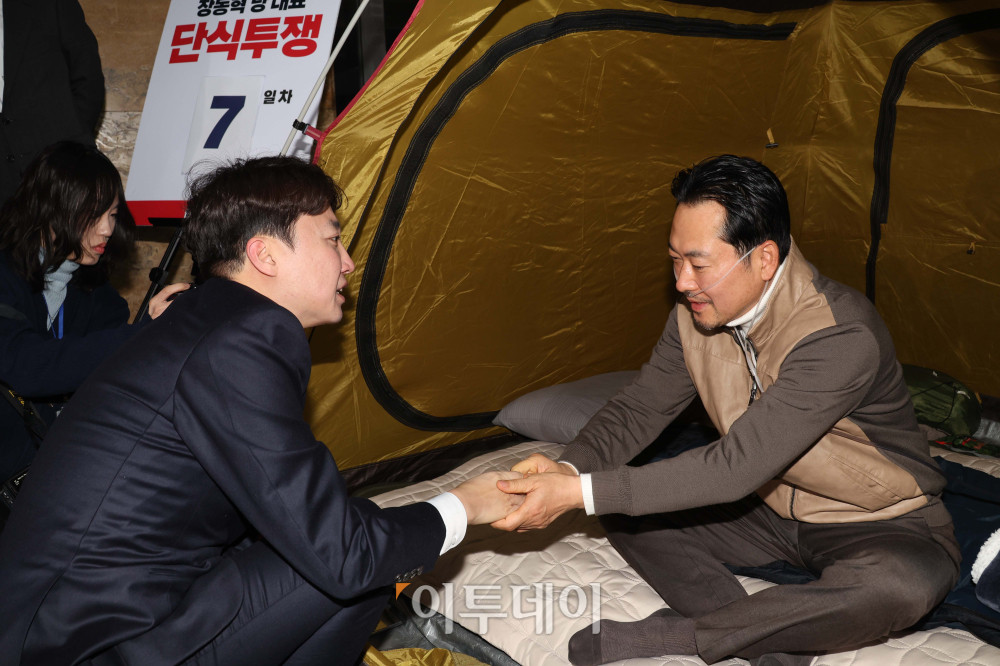 ▲이준석(왼쪽) 개혁신당 대표가 21일 서울 여의도 국회 로텐더홀에서 단식투쟁 일주일째를 맞은 장동혁 국민의힘 대표의 농성장을 찾아 대화를 하고 있다. 고이란 기자 photoeran@