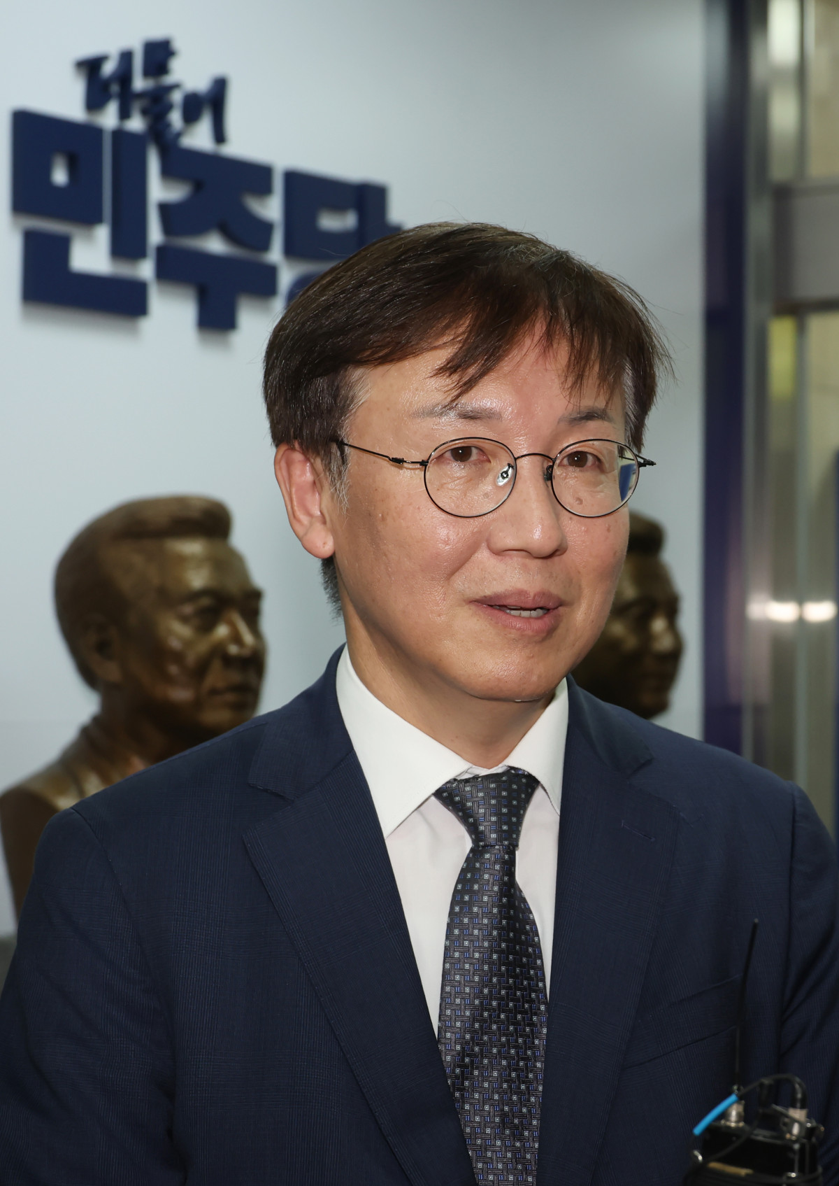 ▲한동수 더불어민주당 윤리심판원장이 지난해 8월 7일 서울 여의도 당사에서 열린 윤리심판원 회의에 참석하던 중 취재진 질문에 답하고 있다. (사진=뉴시스)