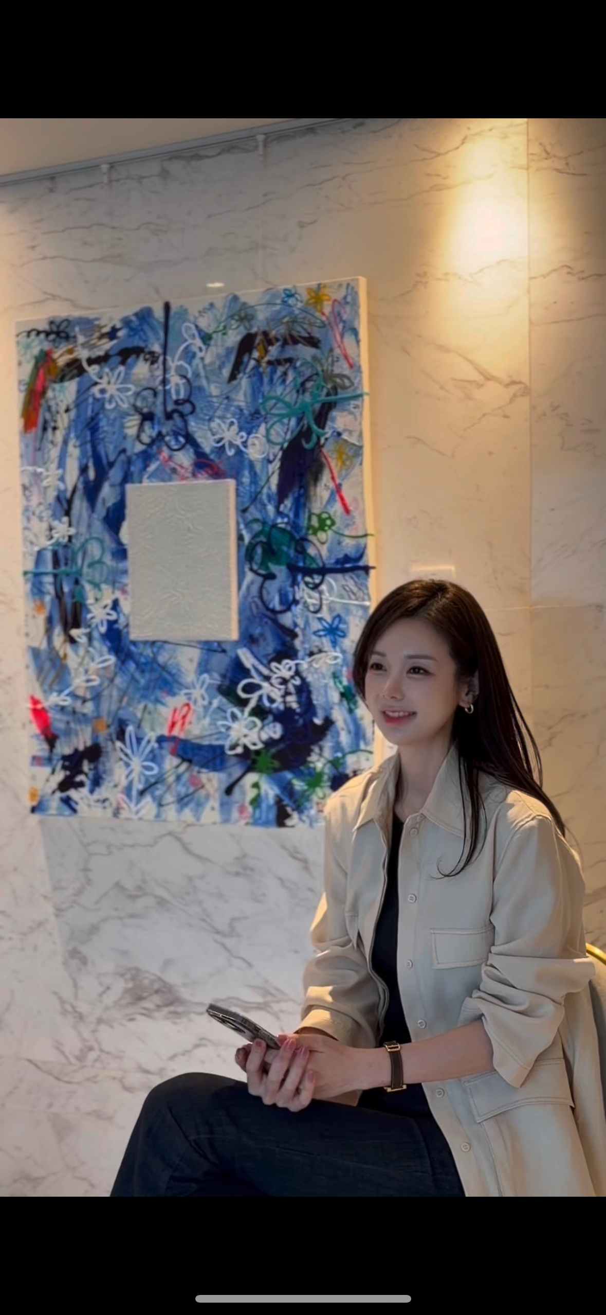 ▲이수작가가 대표작품 사랑을 호텔 아쿠아팰리스에 전시하고 기념촬영을 하고 있다. (사진제공=무드인디고아티스트레이블 )