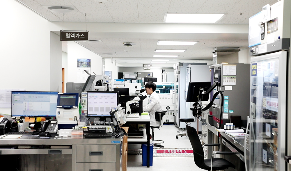 ▲윌스기념병원 진단검사의학과 검사실 전경. 윌스기념병원은 검사실을 확장 이전한 후 진단검사의학재단의 '우수검사실 신임 인증'을 획득했다. (윌스기념병원)