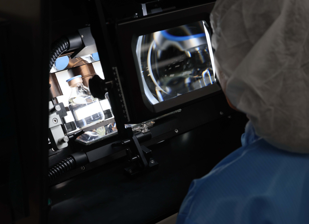 ▲동국생명과학 직원이 충전이 완료된 조영제 검사를 하고 있다. (사진제공=신태현 기자 holjjak@)