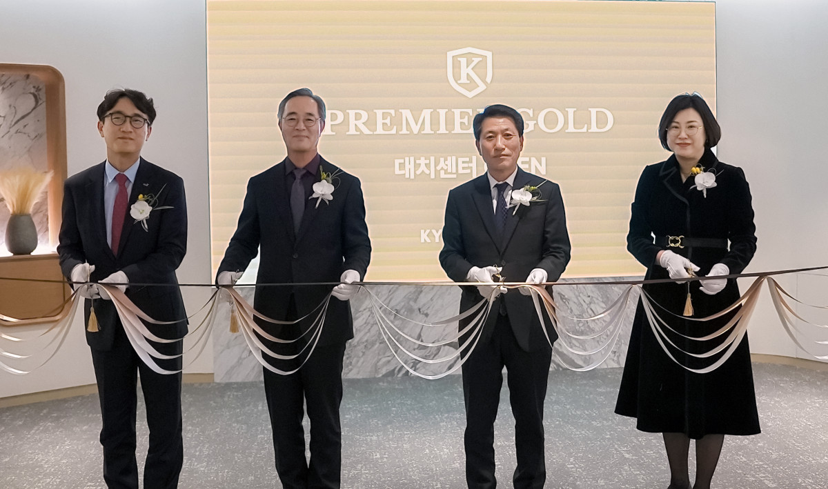 ▲(왼쪽부터) 교보증권 조성호 자산관리부문장, 교보증권 이석기 대표이사, 교보증권 박봉권 대표이사, 교보증권 박지영 PREMIERGOLD대치센터장 (사진제공= 교보증권 )