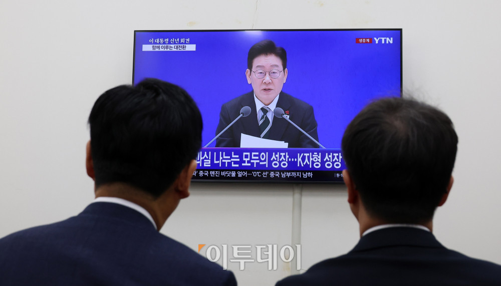 ▲더불어민주당 정청래 대표와 한병도 원내대표를 비롯한 지도부가 21일 서울 여의도 국회 당 대표실에서 이재명 대통령 신년 기자회견 생중계를 지켜보고 있다. 고이란 기자 photoeran@