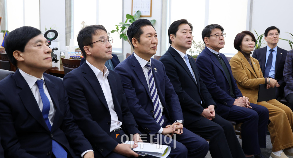 ▲더불어민주당 정청래 대표와 한병도 원내대표를 비롯한 지도부가 21일 서울 여의도 국회 당 대표실에서 이재명 대통령 신년 기자회견 생중계를 지켜보고 있다. 고이란 기자 photoeran@