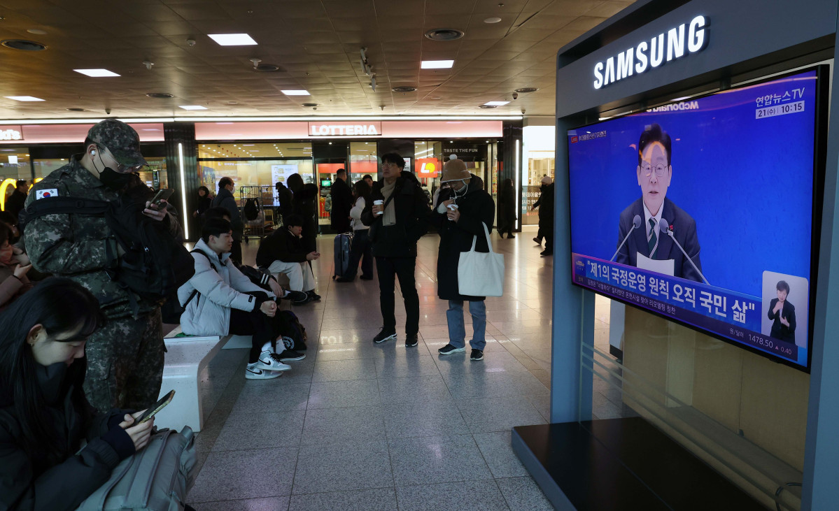 ▲21일 서울역에서 시민들이 이재명 대통령 신년 기자회견 텔레비전 생중계를 시청하고 있다. 신태현 기자 holjjak@