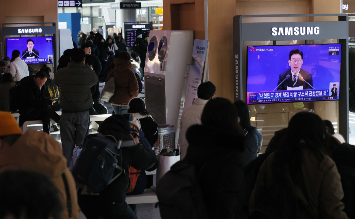 ▲21일 서울역에서 시민들이 이재명 대통령 신년 기자회견 텔레비전 생중계를 시청하고 있다. 신태현 기자 holjjak@