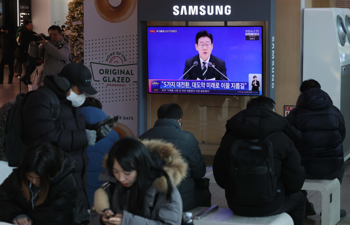 ▲21일 서울역에서 시민들이 이재명 대통령 신년 기자회견 텔레비전 생중계를 시청하고 있다. 신태현 기자 holjjak@