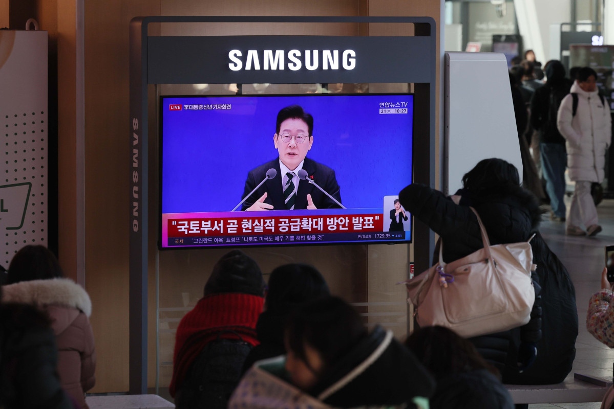 ▲21일 서울역에서 시민들이 이재명 대통령 신년 기자회견 텔레비전 생중계를 시청하고 있다. 신태현 기자 holjjak@