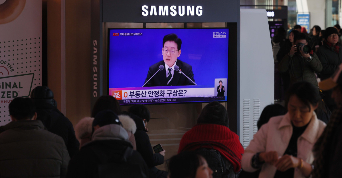 ▲21일 서울역에서 시민들이 이재명 대통령 신년 기자회견 텔레비전 생중계를 시청하고 있다. 신태현 기자 holjjak@