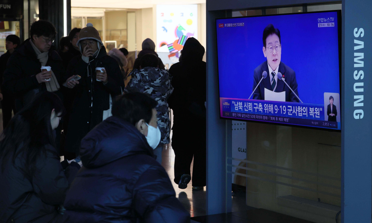 ▲21일 서울역에서 시민들이 이재명 대통령 신년 기자회견 텔레비전 생중계를 시청하고 있다. 신태현 기자 holjjak@