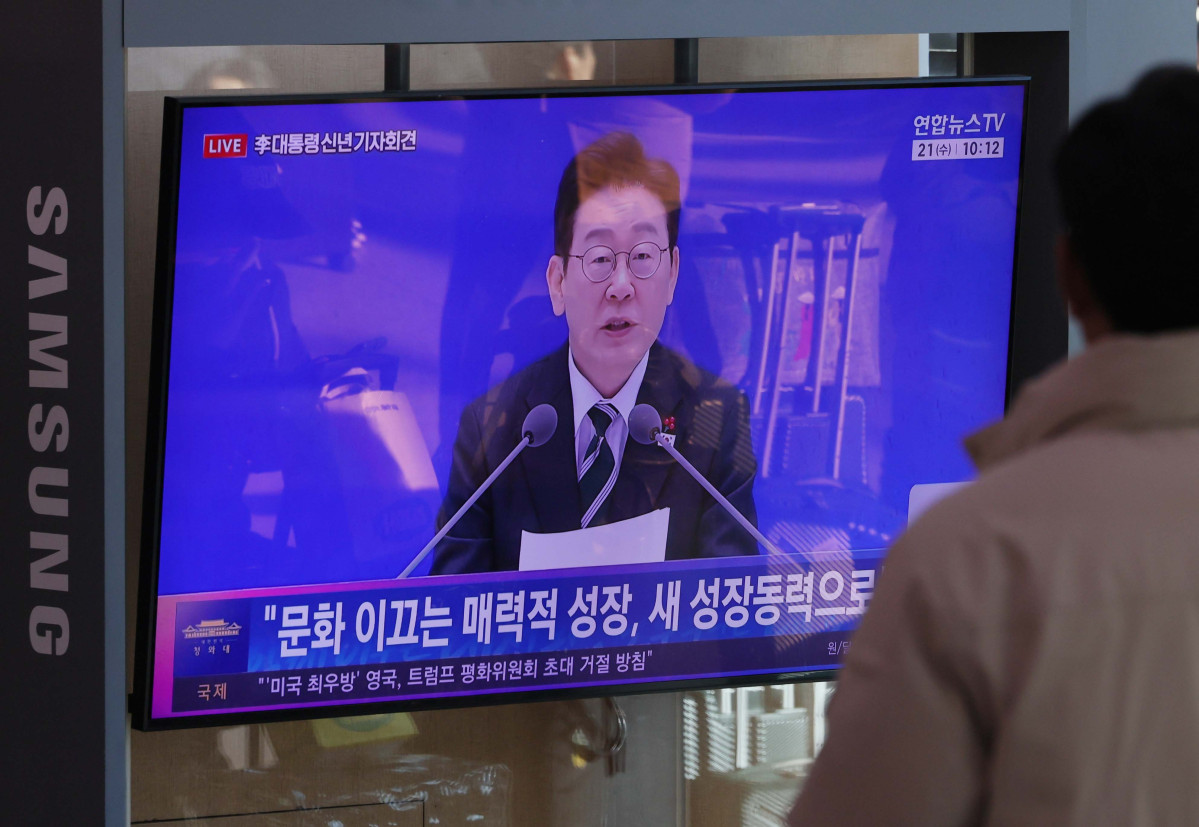 ▲21일 서울역에서 시민들이 이재명 대통령 신년 기자회견 텔레비전 생중계를 시청하고 있다. 신태현 기자 holjjak@