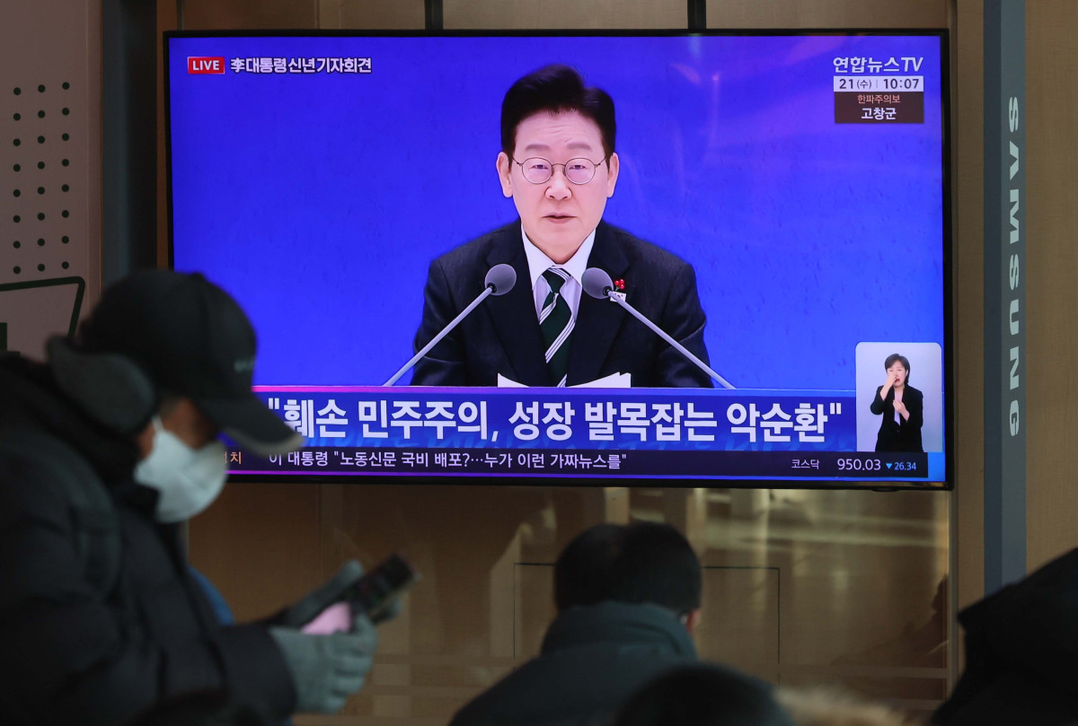 ▲21일 서울역에서 시민들이 이재명 대통령 신년 기자회견 텔레비전 생중계를 시청하고 있다. 신태현 기자 holjjak@