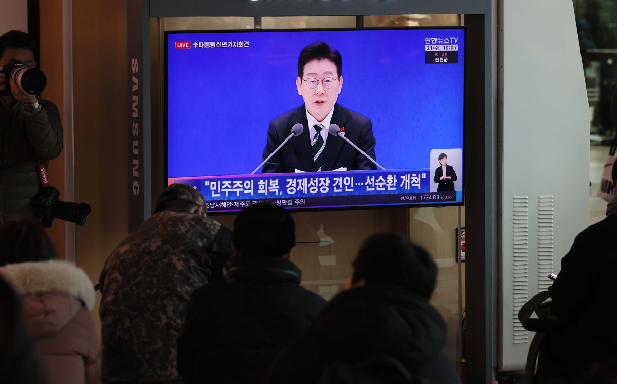 ▲21일 서울역에서 시민들이 이재명 대통령 신년 기자회견 텔레비전 생중계를 시청하고 있다. 신태현 기자 holjjak@