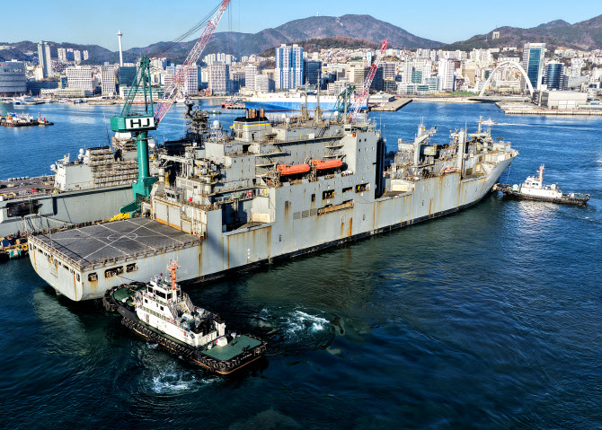 ▲지난 12일 정비를 받기 위해 HJ중공업 부산 영도조선소에 입항한 미 해군 군수지원함 ‘USNS 아멜리아 에어하트’호.  (HJ중공업.)