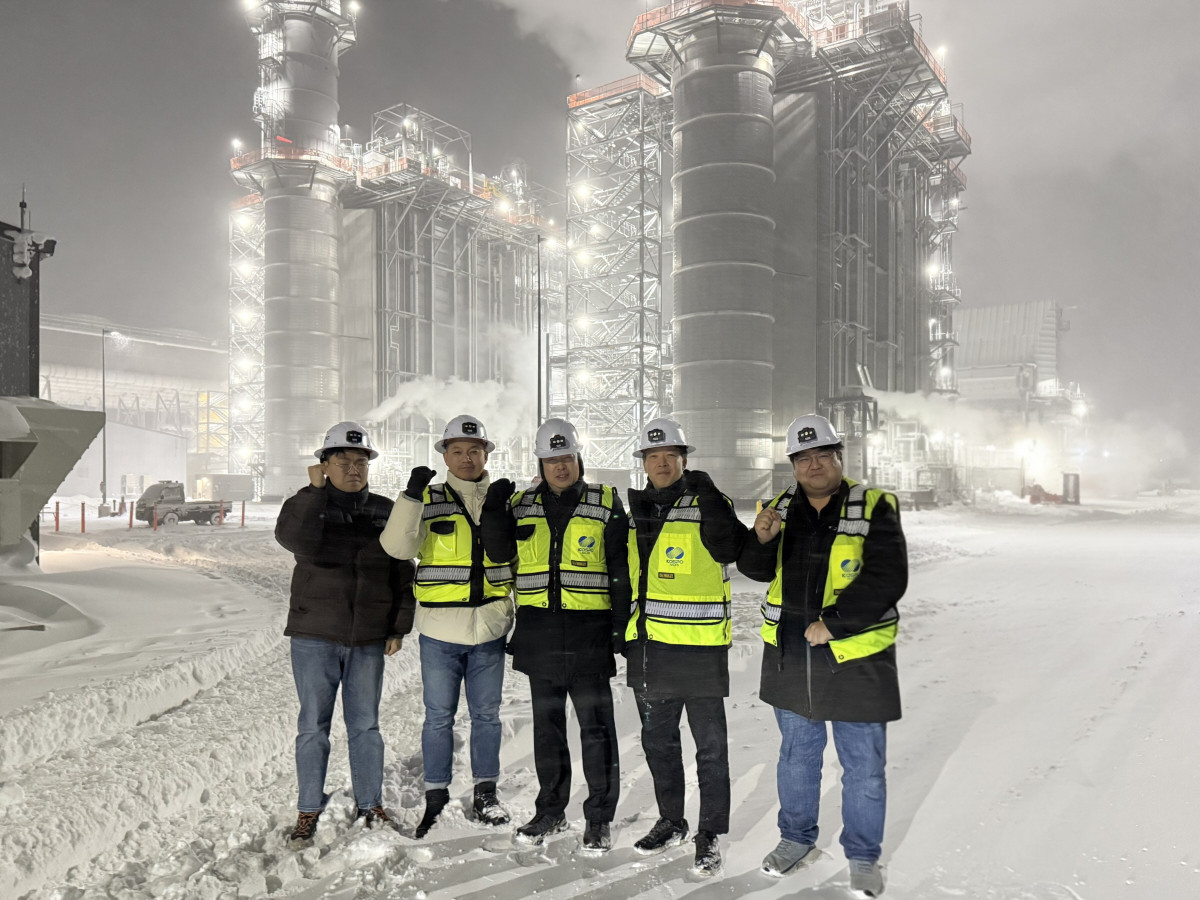 ▲박영철 한국남부발전 경영기획부사장(가운데)이 현지시간 20일 영하 20도의 혹한 속에서 미국 나일스 발전소를 찾아 현장경영 후 관계자들과 기념촬영을 하고 있다. (사진제공=한국남부발전)