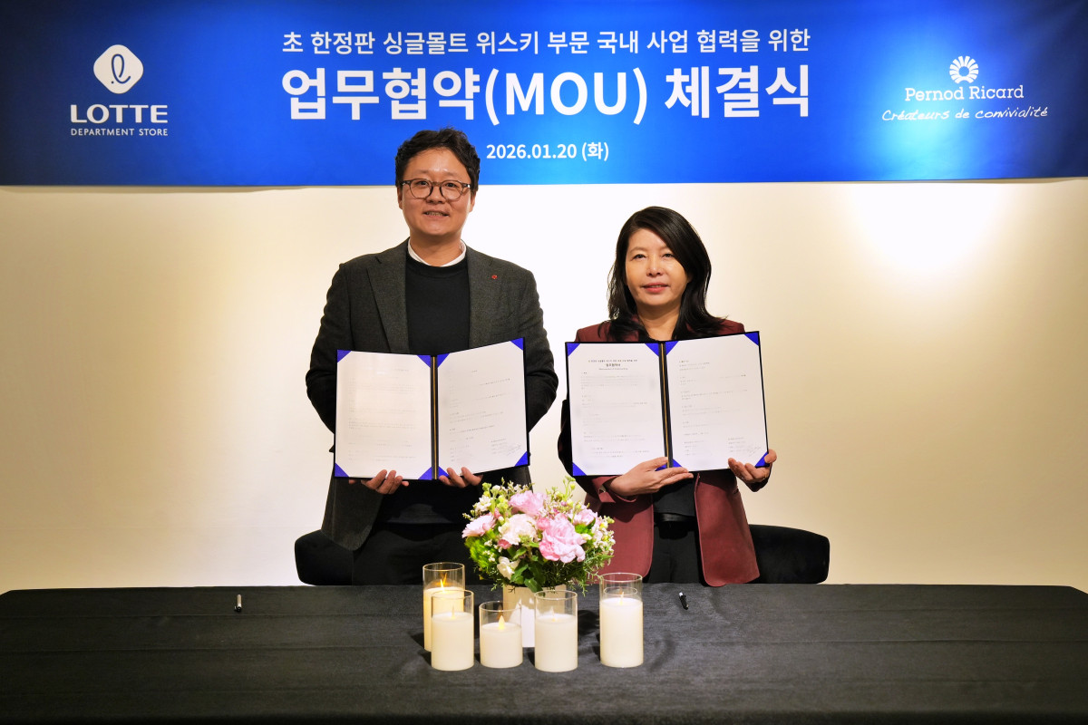 ▲임형빈 롯데백화점 F&B 부문장과 김경연 페르노리카 코리아 마케팅 전무가 업무협약(MOU) 체결식 후 기념촬영을 하고 있다. (사진제공=롯데백화점)