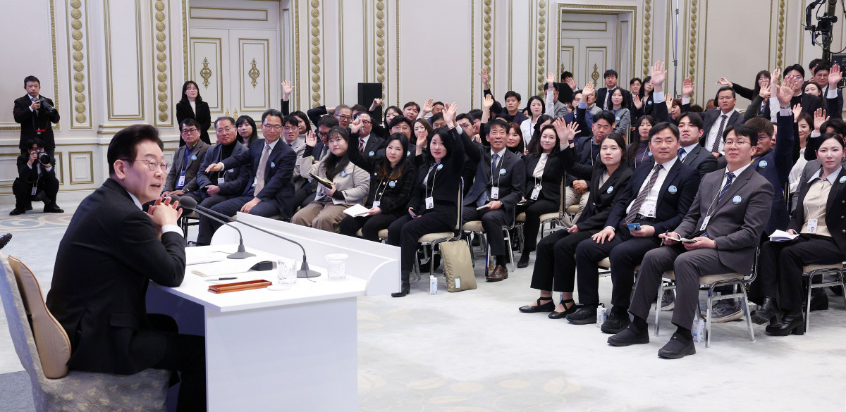 ▲이재명 대통령이 21일 청와대 영빈관에서 열린 2026년 신년 기자회견에서 질문을 받고 있다. (사진=뉴시스)