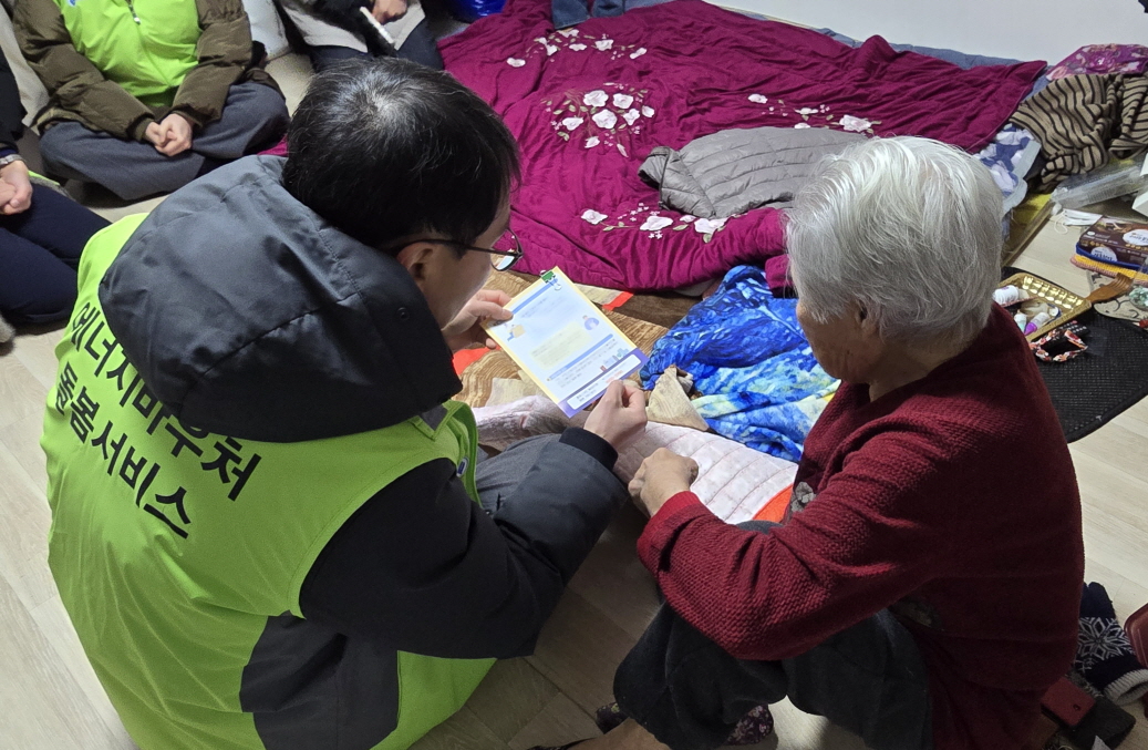 ▲21일 한국에너지공단 한영배 지역에너지복지이사(왼쪽)가 에너지바우처 수급세대를 방문해 22일부터 시행되는 ‘에너지바우처 등유·LPG 확대 지원 사업’을 설명하고 있다.  (사진제공=한국에너지공단)