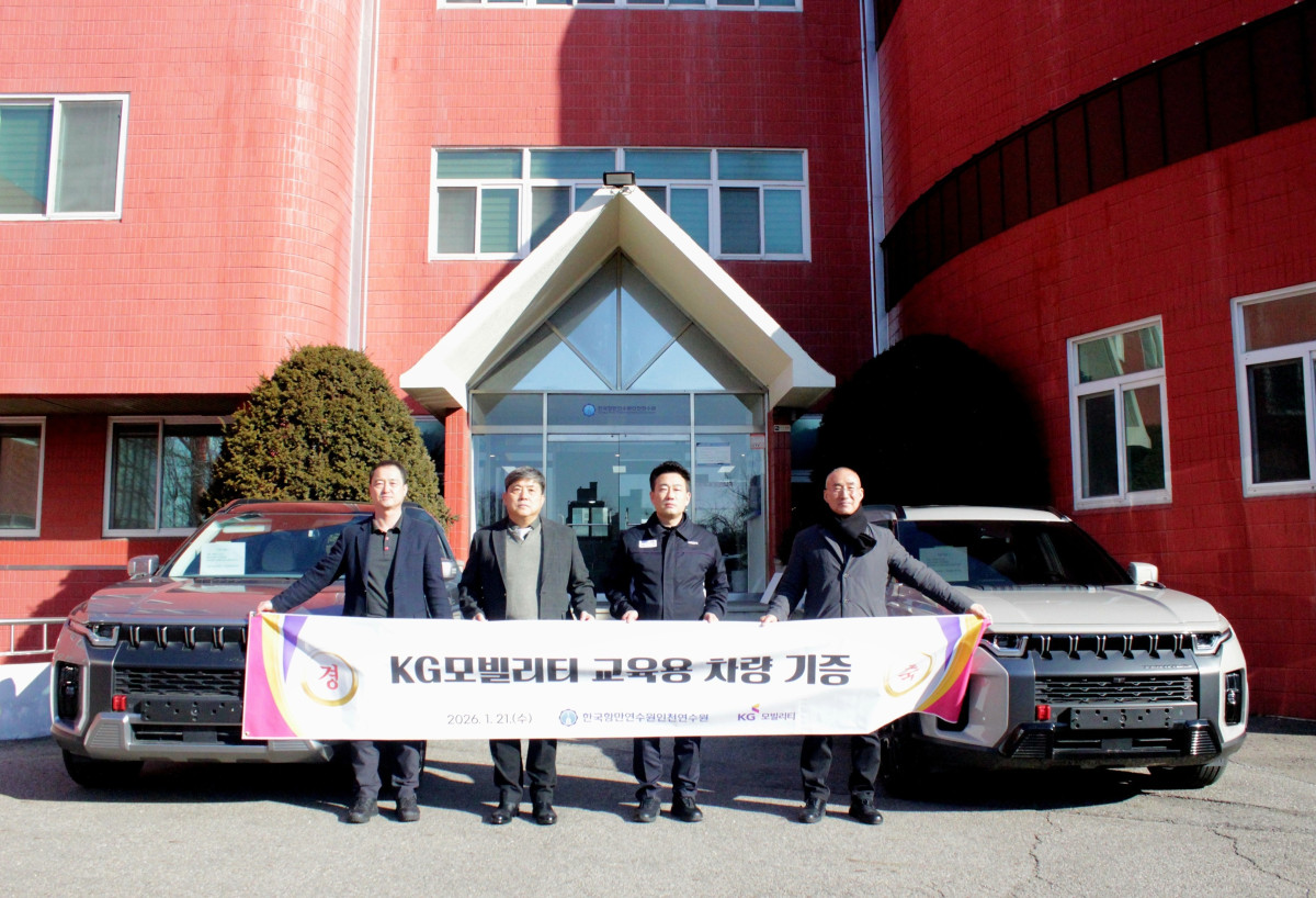 ▲KGM이 CSR 활동의 일환으로 인천연수원에 교육용 차량 ‘토레스’를 기증했다고 21일 밝혔다. (왼쪽부터) 이창열 KGM 서비스사업부장, 김형일 인천연수원장, 노철 KGM노동조합 위원장, 김대식 평택항운노동조합 위원장. (자료제공=KGM)