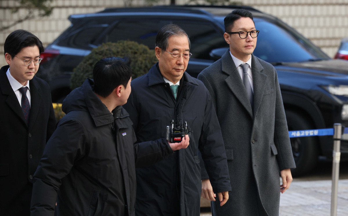 ▲한덕수 전 국무총리가 21일 서울 서초구 서울중앙지방법원에서 열린 내란 우두머리 방조, 내란 중요임무 종사 혐의 사건 1심 선고공판에 출석하고 있다. 신태현 기자 holjjak@