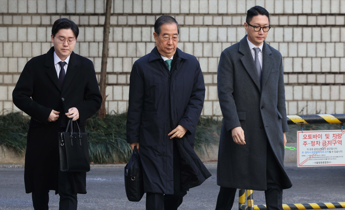 ▲한덕수 전 국무총리가 21일 서울 서초구 서울중앙지방법원에서 열린 내란 우두머리 방조, 내란 중요임무 종사 혐의 사건 1심 선고공판에 출석하고 있다. 신태현 기자 holjjak@