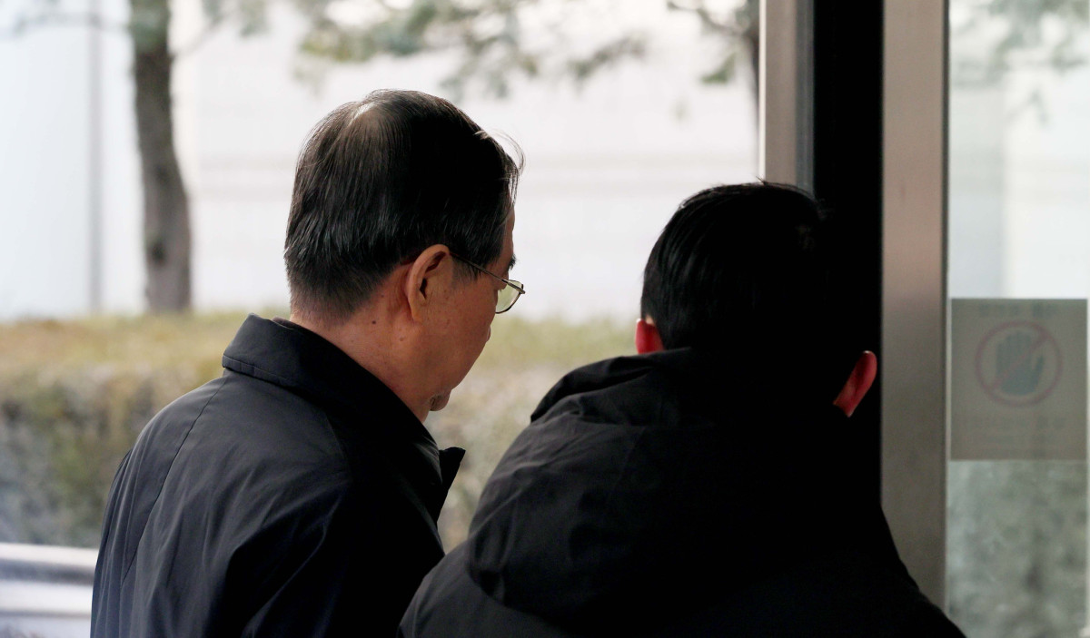 ▲한덕수 전 국무총리가 21일 서울 서초구 서울중앙지방법원에서 열린 내란 우두머리 방조, 내란 중요임무 종사 혐의 사건 1심 선고공판에 출석하고 있다. 신태현 기자 holjjak@