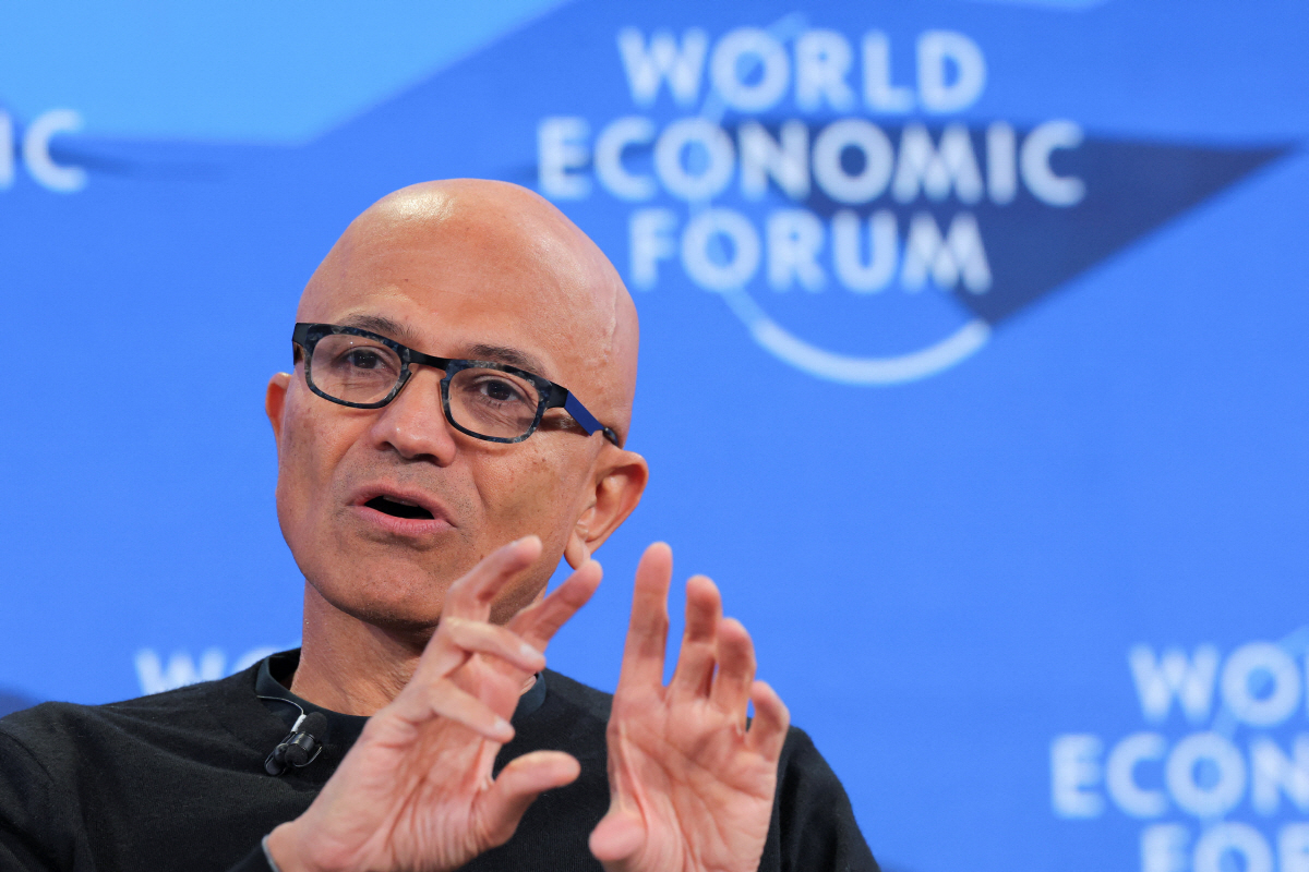 ▲사티아 나델라 마이크로소프트 최고경영자(CEO)가 20일(현지시간) 스위스 다보스에서 열린 세계경제포럼(WEF·다보스포럼)에서 발언하고 있다.  (다보스(스위스)/로이터연합뉴스)