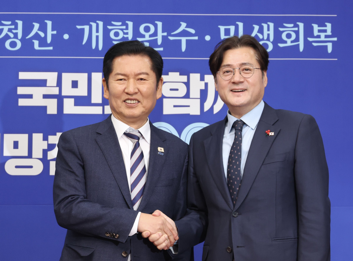 ▲정청래 더불어민주당 대표가 21일 오후 서울 여의도 국회에서 홍익표 대통령비서실 정무수석을 접견하며 악수를 하고 있다. (사진=뉴시스)