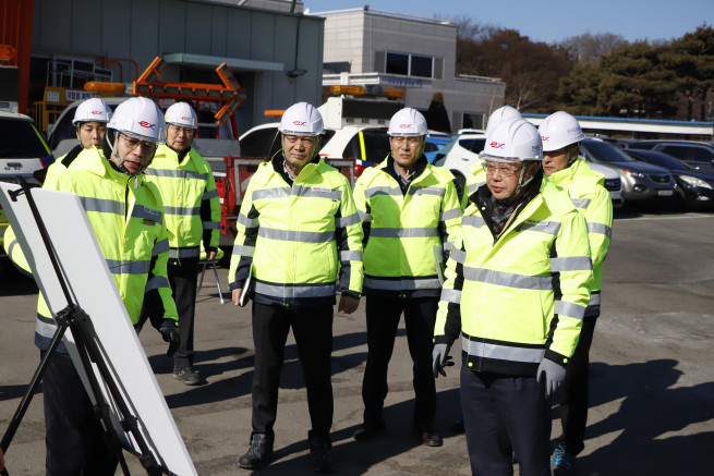 ▲국토부 도로국과 국토관리청 관계자들이 한국도로공사 고속도로 안전관리 실태 점검을 진행하고 있다. (사진제공=국토교통부)