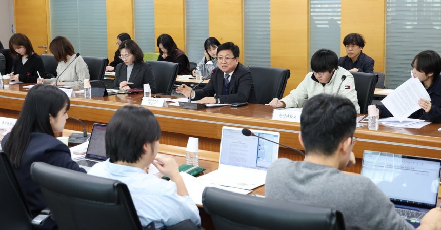 ▲최교진 교육부 장관이 지난해 12월 30일 오후 서울역 인근 회의실에서 열린 대학 등록금 관련 총학생회단체 간담회에서 발언을 하고 있다. (교육부)