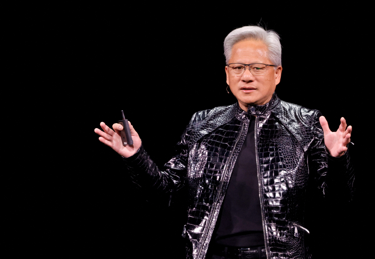 ▲젠슨 황 엔비디아 최고경영자(CEO)가 5일(현지시간) 미국 네바다주 라스베이거스에서 연설을 하고 있다. 라스베이거스/로이터연합뉴스