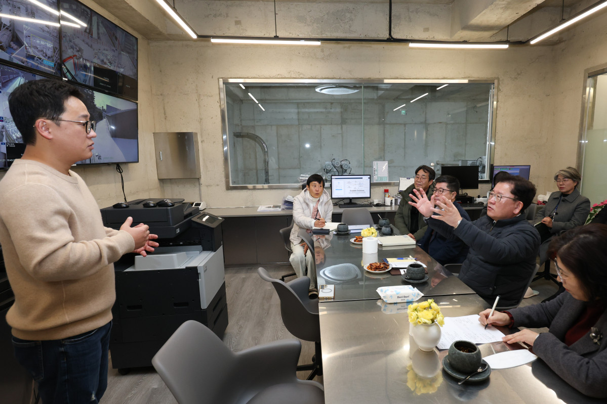 ▲이승돈 농촌진흥청장(오른쪽 두 번째)이 21일 전북 정읍시에 있는 스마트 양돈농가 ‘피그월드’를 찾아 돈사 시설과 냄새 저감 장치, 분뇨 처리시설 운영 실태에 대해 설명을 듣고 있다. (사진제공=농촌진흥청)