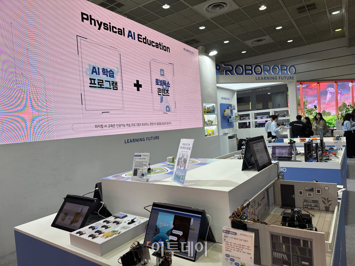 ▲정보 교육에 활용할 수 있는 로봇이 전시된 로보로보 부스. (서이원 기자 @iwonseo96)