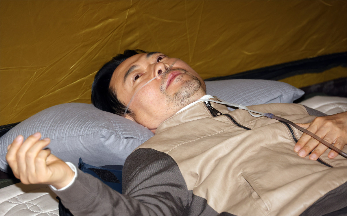 ▲통일교·공천헌금 '쌍특검' 수용을 요구하며 이레째 단식 중인 국민의힘 장동혁 대표가 21일 서울 여의도 국회 로텐더홀 단식 농성장에 마련된 텐트 안에 누워 있다.  (연합뉴스)