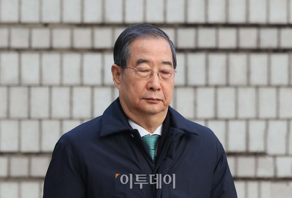 ▲한덕수 전 국무총리가 21일 서울 서초구 서울중앙지방법원에서 열린 내란 우두머리 방조, 내란 중요임무 종사 혐의 사건 1심 선고공판에 출석하고 있다. 신태현 기자 holjjak@  (이투데이DB)