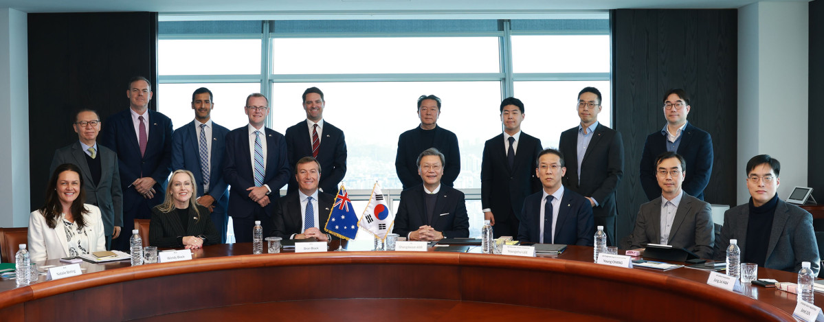 ▲김창범 한경협 부회장(앞줄 왼쪽 네번째)과 브란 블랙 호주경제인협회 최고경영자(CEO)(앞줄 왼쪽 세번째)를 비롯한 주요 기업인들이 21일 서울 영등포구 여의도 FKI타워 한국경제인협회에서 열린 '호주경제인협회(BCA) 방문 계기 비즈니스 간담회'에서 기념촬영을 하고 있다. (사진= 한경협)