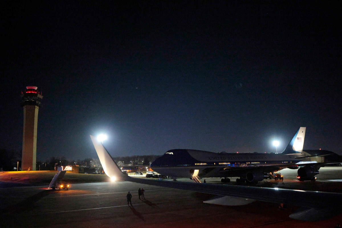 ▲미국 앤드루스 합동기지에 20일(현지시간) 회항한 에어포스원이 보인다. 메릴랜드(미국)/AFP연합뉴스