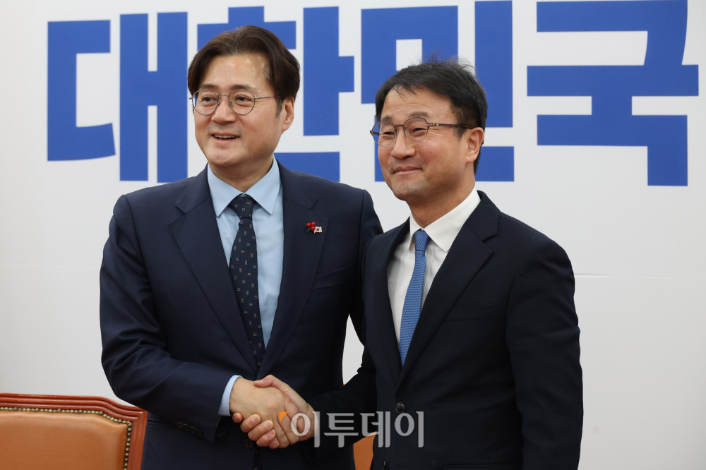 ▲홍익표(왼쪽) 청와대 정무수석이 21일 서울 여의도 국회에서 한병도 더불어민주당 원내대표를 예방하고 있다. 고이란 기자 photoeran@